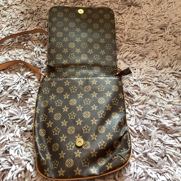 Satchel - Picture 4 of 7